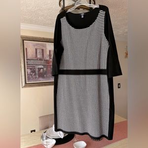 Chaps black/white houndstooth print sweater dress, size 1X! Comfortable!